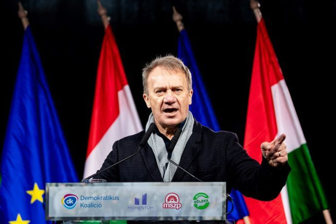 László Varju en meeting