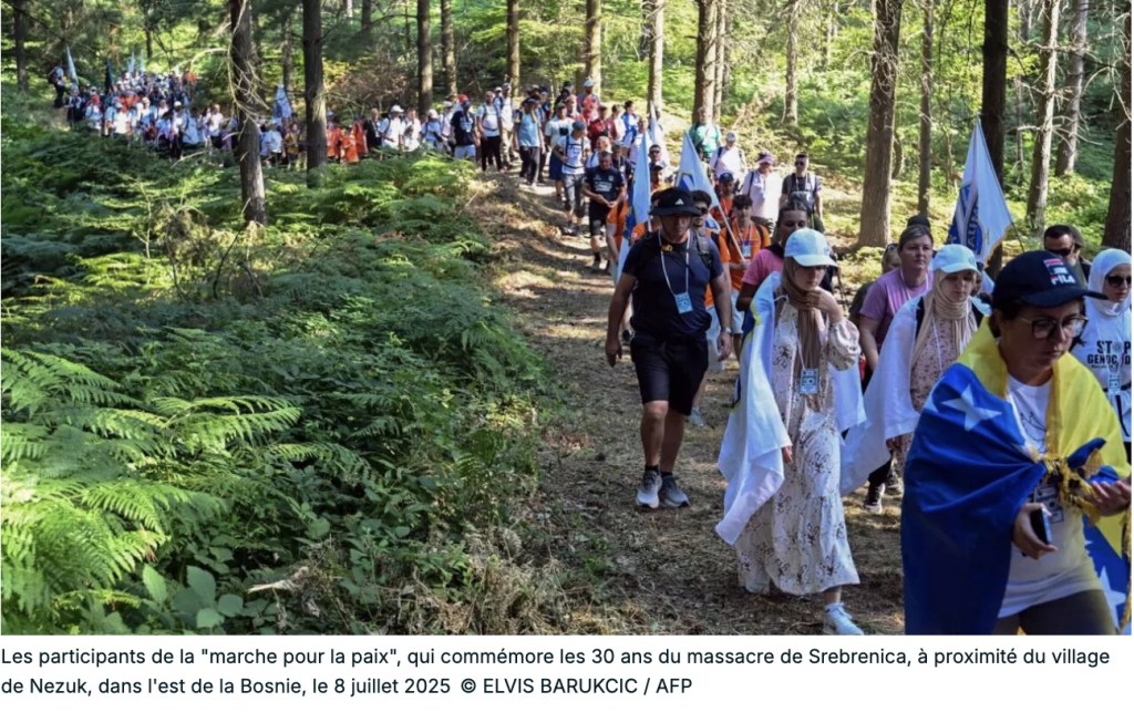 Les participants de la "marche pour la paix", qui commémore les 30 ans du massacre de Srebrenica, à proximité du village de Nezuk, dans l'est de la Bosnie, le 8 juillet 2025 © ELVIS BARUKCIC / AFP