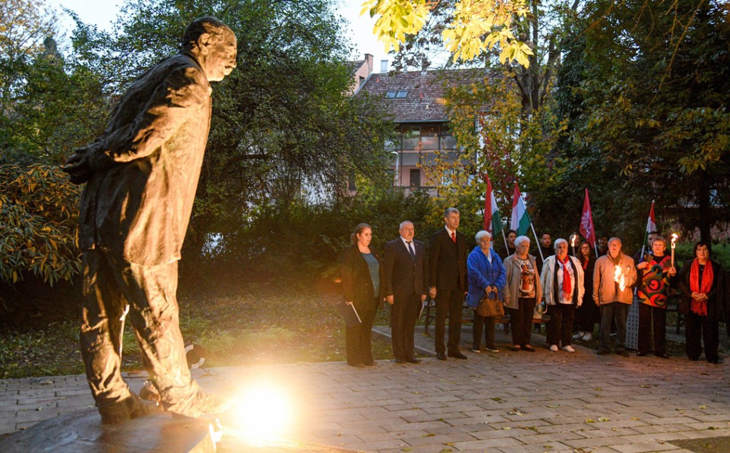 Hommage des responsables du MSzP à Imre Nagy en souvenir du soulèvement d'octobre 1956 en Hongrie.